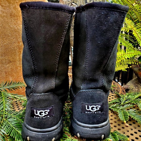 UGG Ultimate Black Short Boot - Picture 1 of 5